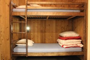 Двох'ярусне ліжко або двоярусні ліжка в номері Neves