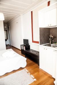 uma sala de estar com um lavatório e uma cozinha em La Casa di Caterina em Lefkada