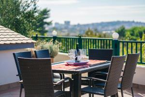 een tafel met stoelen en wijnglazen op een balkon bij Apartmani Lucante in Split