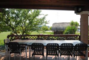 - une table et des chaises sur une terrasse avec vue sur un champ dans l'établissement Villa Primavera, à Latina