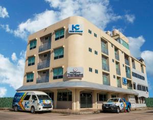 ein Gebäude, vor dem ein Lieferwagen geparkt ist in der Unterkunft HOTEL CAREYES in Coatzacoalcos