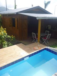 Casa con terraza y piscina en Chalet en bois, en Saint-Claude