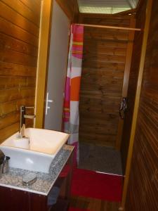 Ванная комната в Chalet en bois