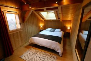 莫里永的住宿－Chalet "Le mas devant"，一间小房间的卧室,配有一张床铺