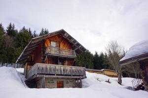 サン・ジャン・ド・シックスにあるLes chalets du Rosayの雪の中のログキャビン(バルコニー付)