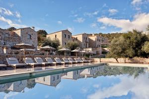 Bazén v ubytování 100 Rizes Seaside Resort- Small Luxury Hotels of the World nebo v jeho okolí