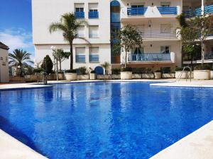 une grande piscine bleue en face d'un bâtiment dans l'établissement Bellavista Costa del Sol, à Estepona