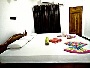 Rúm í herbergi á Palm Beach Resort by Yosha Guest