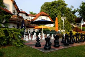 格鲁帕兰黑德库格酒店的天井上设有巨型棋盘和雨伞