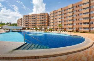 a large swimming pool in front of a building at Gran Lençóis Flat in Barreirinhas