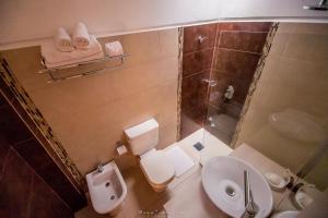 Koupelna v ubytování Hotel Internacional + 27 fotografií