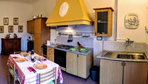 une cuisine avec une table et une hotte jaune dans l'établissement Paradiso, à Florence
