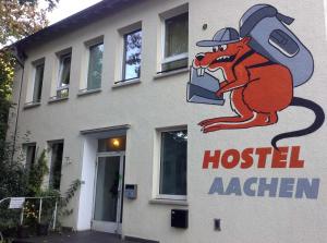 un bâtiment avec un rongeur rouge sur son côté dans l'établissement Hostel Aachen, à Aix-la-Chapelle