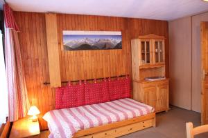 a bedroom with a bed in a room with mountains at Neves in Val Thorens
