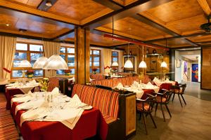 a dining room with tables and chairs in a restaurant at Kneipp- und Wellvitalhotel Edelweiss in Bad Wörishofen