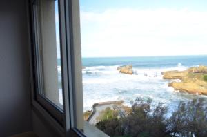 ビアリッツにあるAir Marin - Studio - 70 mètres de la plage - Ocean View - Hypercentreのビーチと海の景色を望む窓