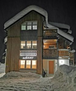 een model van een gebouw in de sneeuw bij dasGams in Gosau