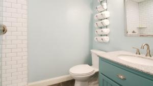 Ein Badezimmer in der Unterkunft John Yancey Oceanfront Inn