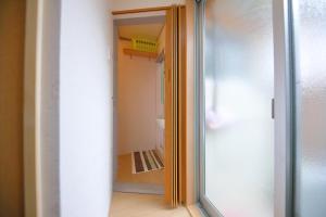 Una puerta de cristal que da a una habitación con armario. en Oyado Shogoin, en Kioto 84 fotos más