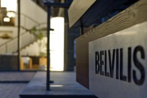 un panneau pour un bâtiment avec le mot "bilges" sur celui-ci dans l'établissement Belvilis Hotel, à Moletai
