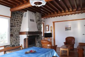 sala de estar con chimenea y mesa en Eole Saint Bonnet, en Saint-Bonnet-en-Champsaur