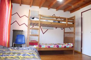 een slaapkamer met 2 stapelbedden en een bed bij Eole Saint Bonnet in Saint-Bonnet-en-Champsaur