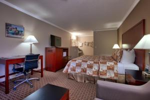 Habitación de hotel con cama y escritorio en The Views Inn Sedona, en Sedona