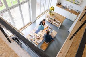 dos personas sentadas en una mesa en una cocina en Fewo-Mundi en Egestorf