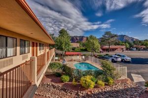 Πισίνα στο ή κοντά στο The Views Inn Sedona