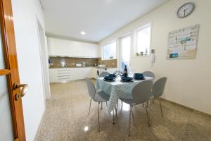 a kitchen and dining room with a table and chairs at Je T'aime Matosinhos Beach in Matosinhos