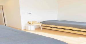 1 dormitorio con litera y mesa en ENZO / Vacation STAY 13251 en Fukuoka