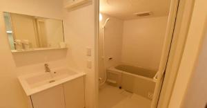 y baño con lavabo y bañera. en ENZO / Vacation STAY 13251 en Fukuoka
