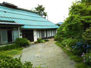Kamitakai-gun - House / Vacation STAY 12362 في Takai: منزل بسقف أخضر وبعض الأشجار