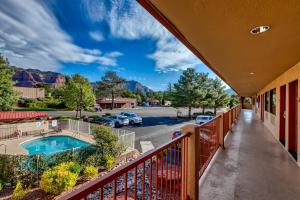 Πισίνα στο ή κοντά στο The Views Inn Sedona