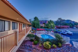 - Balcón con vistas a un edificio con piscina en The Views Inn Sedona, en Sedona