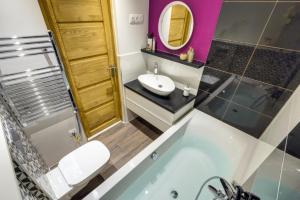 Kúpeľňa v ubytovaní Cozy Downtown Studio Apartment + 18 fotografií