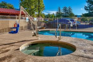 Πισίνα στο ή κοντά στο The Views Inn Sedona