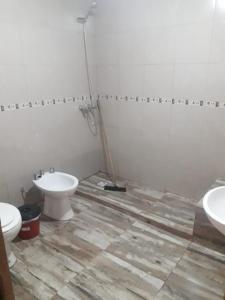 y baño con aseo, lavabo y fregona. en El Espinillo en Mina Clavero