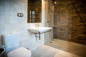 Un baño con inodoro, lavabo y ducha. en Aldea Rural y Gastro Restaurante Casona de Labrada, en Labrada 37 fotos más