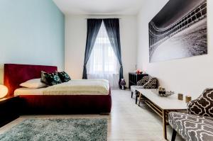 1 dormitorio con cama, sofá y ventana en Downtown Residences, en Budapest