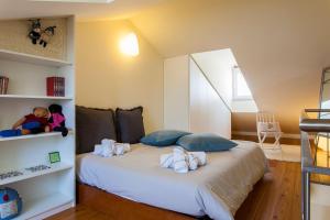 Schlafzimmer mit einem Bett mit weißer Bettwäsche und blauen Kissen in der Unterkunft Exquisit Flat Right in Lissabon