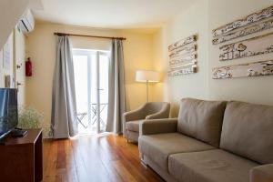 ein Wohnzimmer mit einem Sofa und einem Fenster in der Unterkunft Exquisit Flat Right in Lissabon