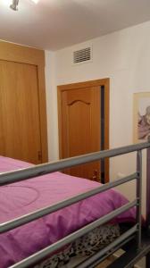A bed or beds in a room at Apartamento en La Carihuela