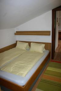 Łóżko lub łóżka w pokoju w obiekcie Apartment Waldhaus Opitz
