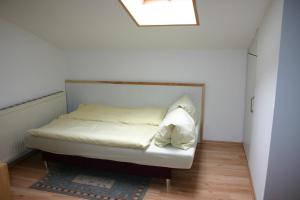 Łóżko lub łóżka w pokoju w obiekcie Apartment Waldhaus Opitz