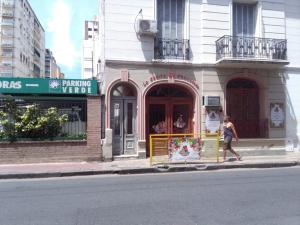 una persona caminando por una calle frente a un edificio en Santa Rosa en Córdoba