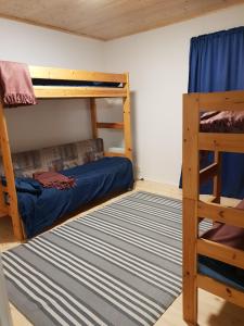 Soini的住宿－Järvitalo，卧室配有两张双层床和地毯。