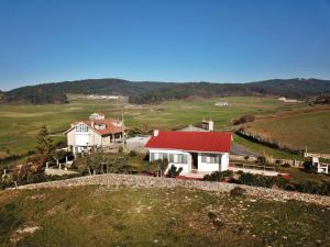 una vista aérea de una casa en una colina en Casa Fariña, en Muxía