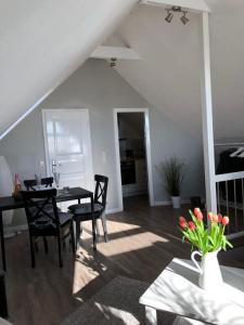 ein Wohnzimmer mit einem Esstisch und Stühlen in der Unterkunft Gemütliche Ferienwohnung im Luftkurort in Albersdorf