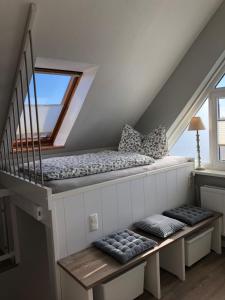 een kamer met een bed en een trap met een raam bij Gemütliche Ferienwohnung im Luftkurort in Albersdorf